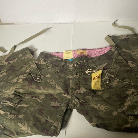 Levi's Pants - NWT & Vintage Levi’s Camouflage Tab Twills Capri Length Pants